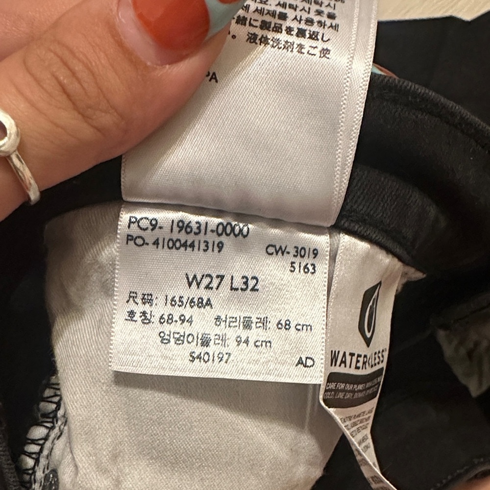Levi’s 314 Shaping Straight Black Jeans - Picture 6 of 6